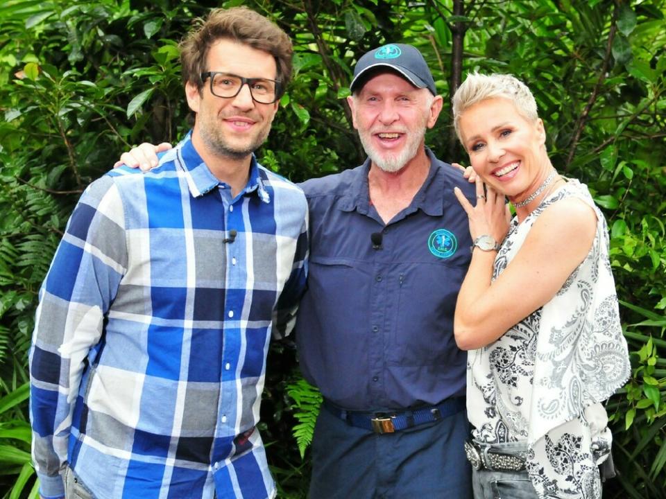 Die Moderatoren Daniel Hartwich (l.) und Sonja Zietlow mit Dschungel-Urgestein Dr. Bob (Bild: TVNOW / Stefan Menne)