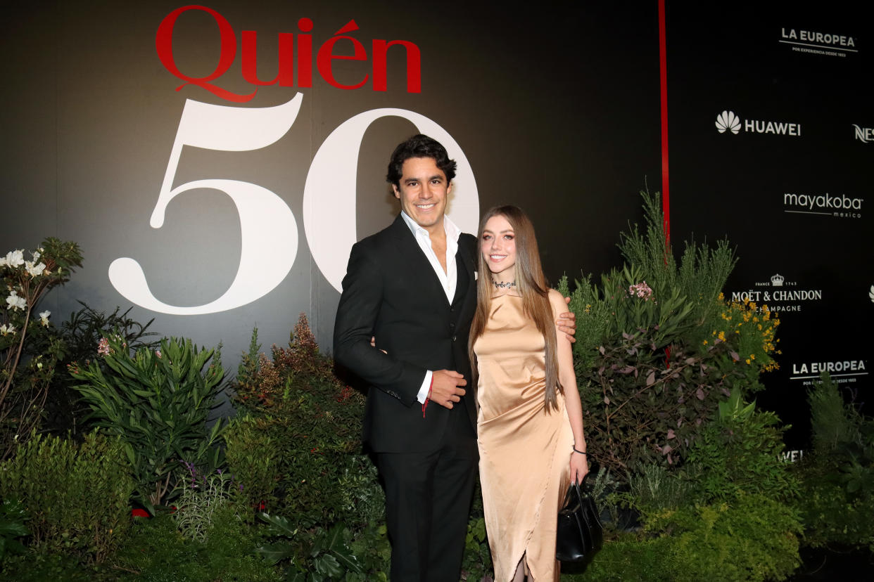 Eduardo Capetillo Jr. y Mariana Villanueva en la alfombra roja de 'Quien 50' en el 2021. (Photo by Adrián Monroy/Medios y Media/Getty Images)