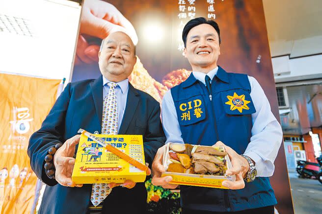 宜蘭縣警局與便當業者悟饕池上飯包合作，推出「龍年限定防詐飯包」，將防詐標語印製在便當盒上，刑警大隊長鄭偉豪（右）、悟饕創辦人李照禎（左）盼能藉此增加民眾防詐意識。（李忠一攝）