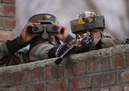 Indian army soldiers take their positions near the site of a gunbattle on the outskirts of Srinagar February 22, 2016. REUTERS/Danish Ismail