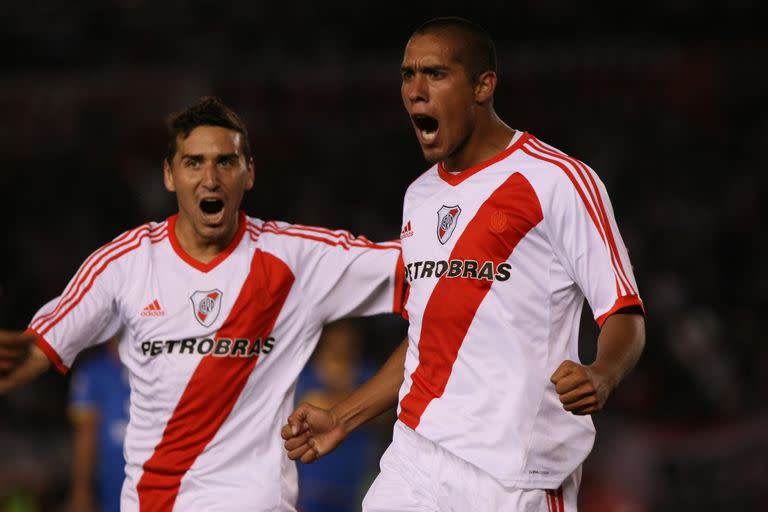 Jonatan Maidana festeja su gol en el Monumental frente a Boca, el 16 de noviembre de 2010 y se suma Alexis Ferrero; fue la última victoria del equipo millonario en un superclásico por el torneo local.