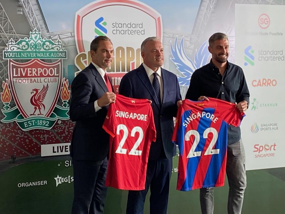 The announcement for the Liverpool vs Crystal Palace pre-season match in Singapore for the Standard Chartered Singapore Trophy: (from left) ex-Liverpool right-back Jason McAteer, TEG Asia managing director Brendon Bainbridge and ex-Crystal Palace midfielder Andre Moritz. (PHOTO: Chia Han Keong/Yahoo News Singapore)