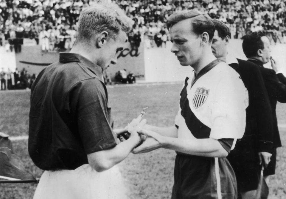 Captains Billy Wright and Eddie McIlvenney exchanged pendants before kick-off.