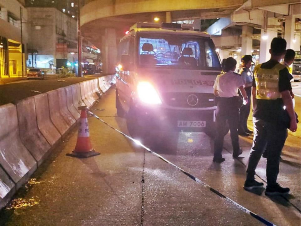 香港 30 日深夜驚傳有警員遭不明男子襲擊砍傷。（圖／翻攝自巴士的報）