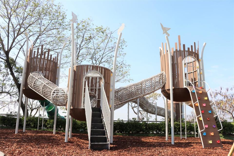 小港大坪頂「坪鳳公園遊戲場」17日正式啟用，遊戲場參考日本沖繩親子公園經驗，順著天然坡地而下的超長溜滑梯等多元遊具，打造而成的親子遊戲場。（記者吳文欽攝）