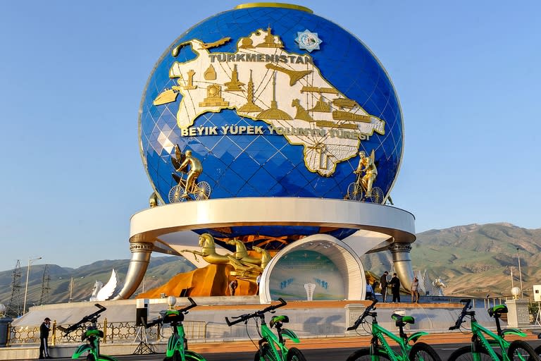 Un monumento de 30 metros en honor al ciclismo, que se ha convertido en un componente importante de la propaganda estatal que promueve un estilo de vida saludable en Ashjabat, la capital de Turkmenistán