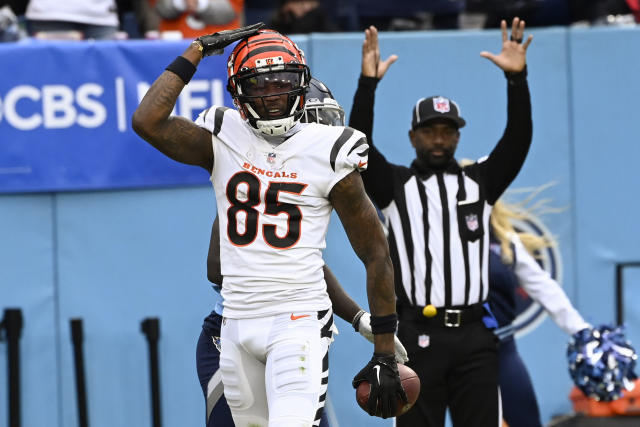 NASHVILLE, TN - NOVEMBER 27: Cincinnati Bengals wide receiver Tee Higgins  (85) catches a touchdown during a game between the Tennessee Titans and  Cincinnati Bengals, November 27, 2022 at Nissan Stadium in