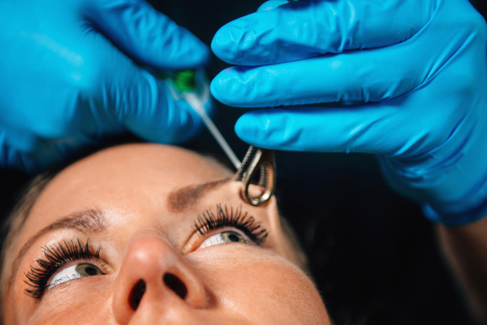 Tatuajes y <em>piercings</em> sin esterilizar y, sobre todo, el sexo no seguro son las situaciones a evitar; también en los pacientes que han sido tratados y curados. (Foto: Getty)