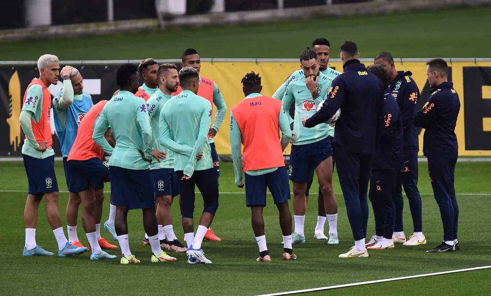 Seleção Brasileira iniciou os treinamentos nesta segunda-feira (14) em Turim, na Itália - Foto: REUTERS/Massimo Pinca
