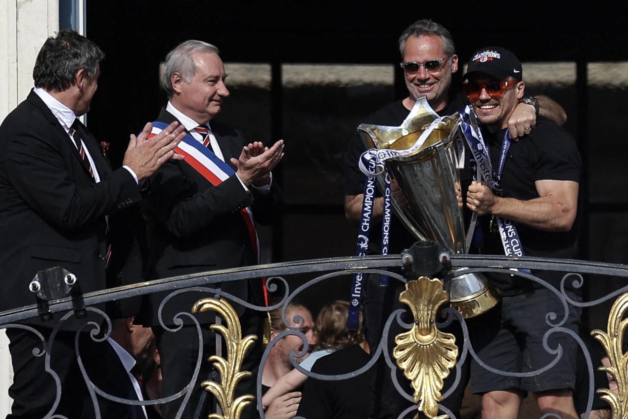 Antoine Dupont avec la Champions Cup le 26 mai 2024 à Toulouse après la victoire du Stade toulousain face à Leinster.