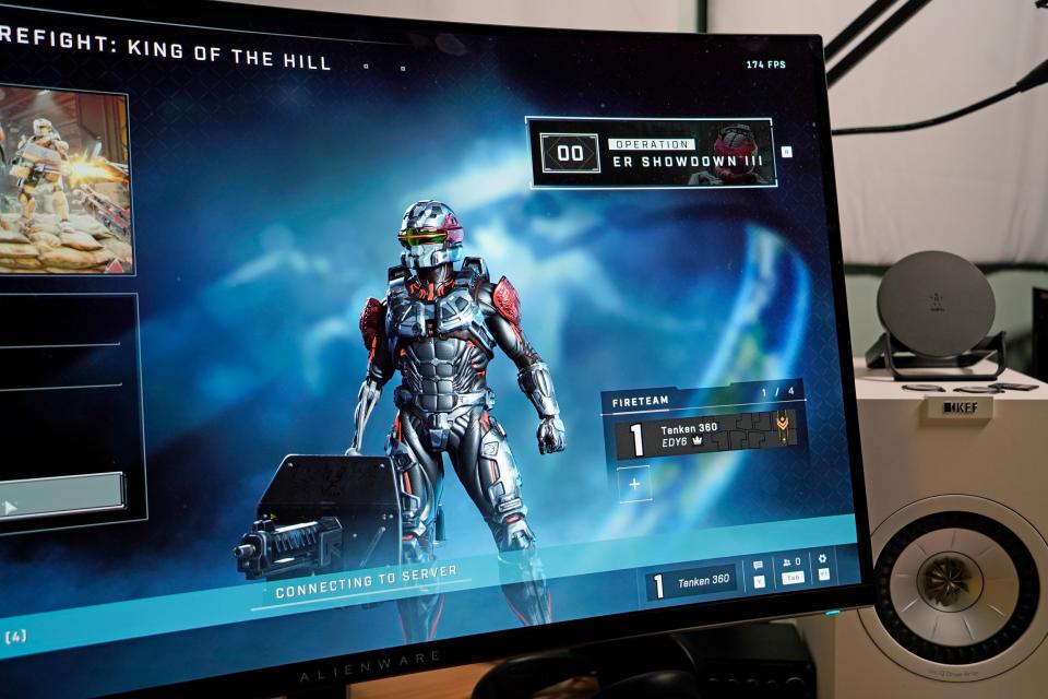 Monitor de juegos Alienware 32 4K QD-OLED que reproduce Halo Infinite
