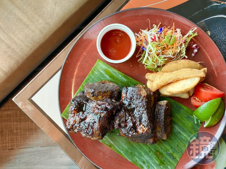 「香料爪哇烤牛肋排附酥炸薯塊」牛肉嫩軟有油脂香氣，薯塊外酥內鬆很加分。（1,280元／份）