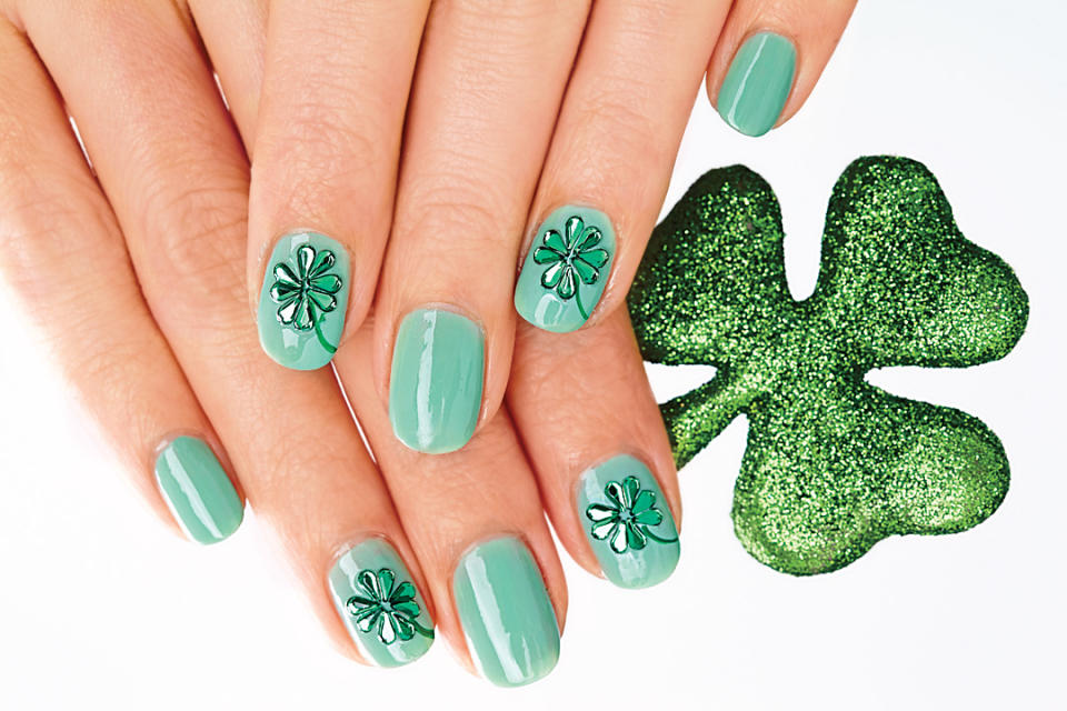 mint green St. Patty's Day nails