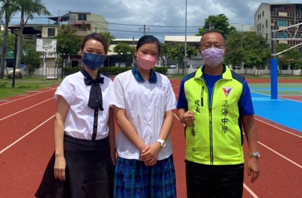 瀛海中學黃晏琪錄取兩岸頂尖大學醫學系，右為校長張添唐，左為導師包惠華。 （記者施春瑛攝）