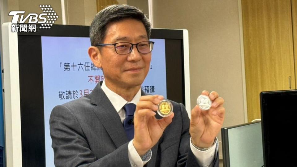 央行發行局長鄧延達手拿總統副總統就職紀念幣。（圖／謝佩穎攝）