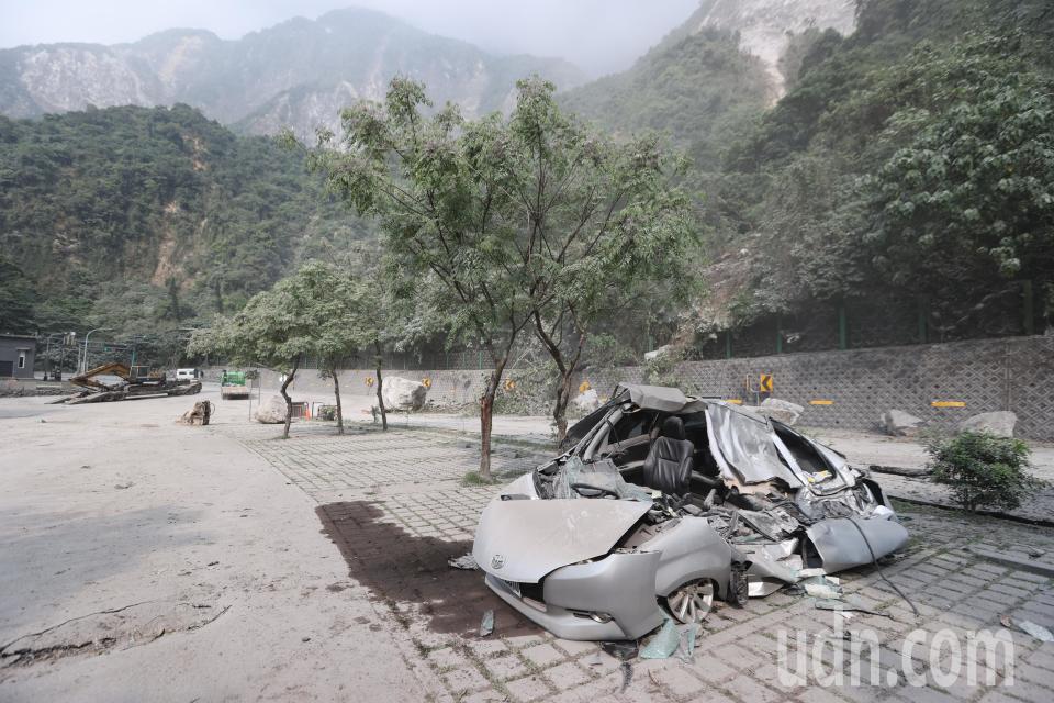 地震後的蘇花公路落石不斷。記者劉學聖／攝影