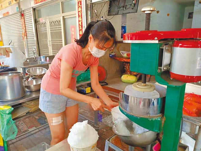 台南市冰店業者無奈說，冰品因較有即食性，自餐飲業禁止內用後，生意大受影響。（張毓翎攝）