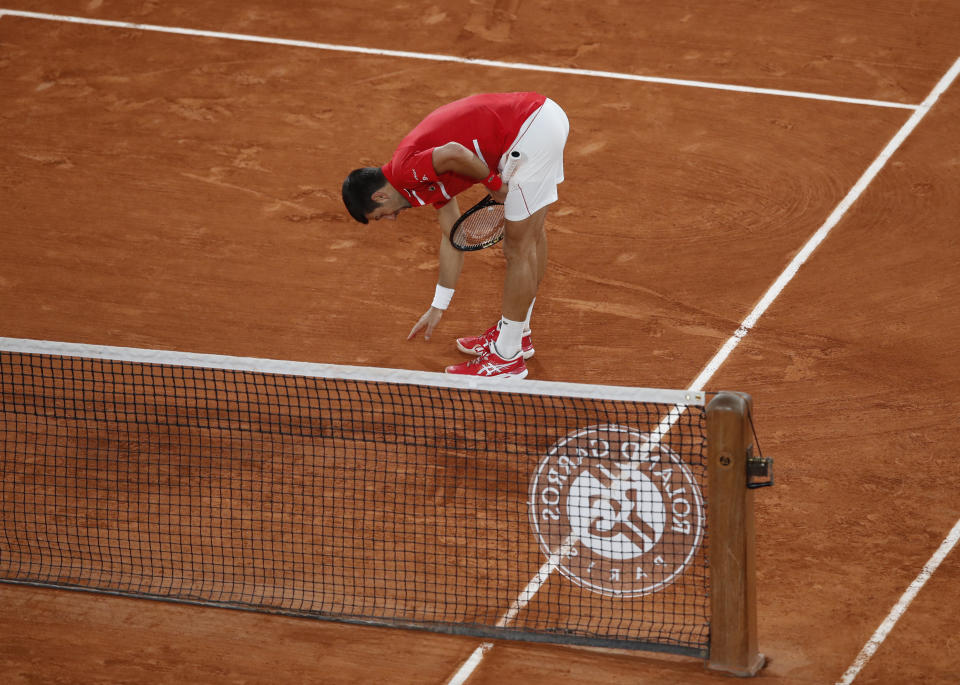 Novak Djokovic toca la arcilla tras vencer a Stefanos Tsitsipas en las semifinales del Abierto de Francia, el viernes 9 de octubre de 2020, en París. (AP Foto/Alessandra Tarantino)