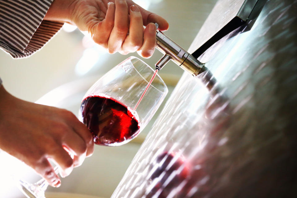 Statt in Fässern zu lagern, werden so manchem Wein einfach Aromen beigefügt. (Symbolbild: Getty Images)