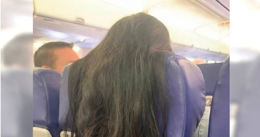 一名網友抱怨女乘客頭髮越界了。（圖／翻攝自推特）