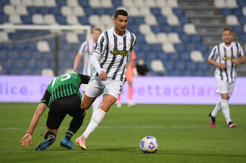 Cristiano Ronaldo en acción durante el partido entre la Juventus y el Sassuolo por la Serie A, en Mapei Stadium, Citta del Tricolore, Reggio Emilia, Italia