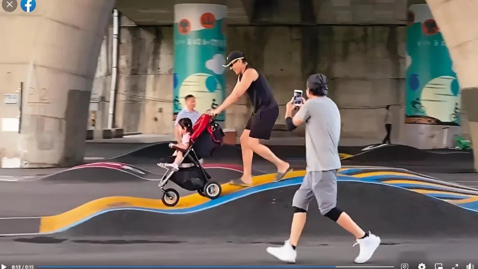 &#x005b6b;&#x00570b;&#x008c6a;&#x00ff08;&#x004e2d;&#x00ff09;&#x0063a8;&#x008457;&#x005750;&#x005728;&#x005b30;&#x005152;&#x008eca;&#x004e0a;&#x007684;&#x005973;&#x005152;&#x00ff0c;&#x0079e6;&#x006f22;&#x00ff08;&#x0053f3;&#x00ff09;&#x005728;&#x004e00;&#x0065c1;&#x0062cd;&#x00651d;&#x00ff0c;&#x007236;&#x006bcd;&#x0090fd;&#x005f88;&#x005bf6;&#x008c9d;&#x005979;&#x003002;&#x00ff08;&#x007ffb;&#x00651d;&#x0081ea;&#x0081c9;&#x0066f8;&#x00ff09;