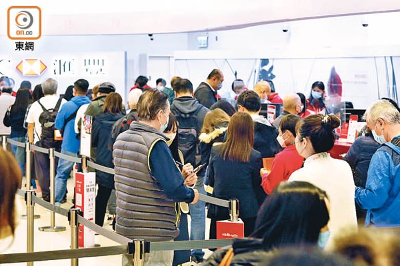 Citizens queue at banks early in the morning to change the new banknotes.  (Photo by Huang Weibang)