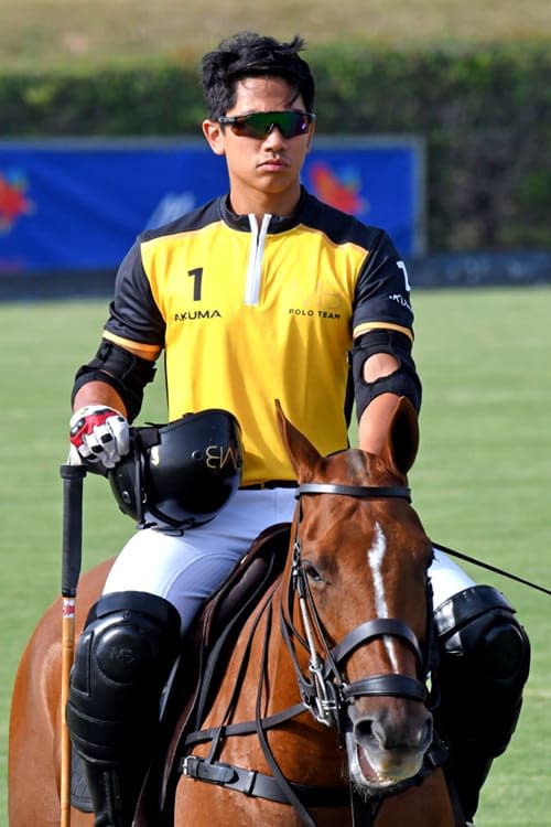 El príncipe Abdul Mateen jugando al polo