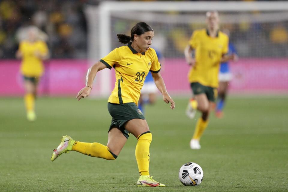 Sam Kerr de Australia controla el balón durante un partido contra Brasil en octubre de 2021.