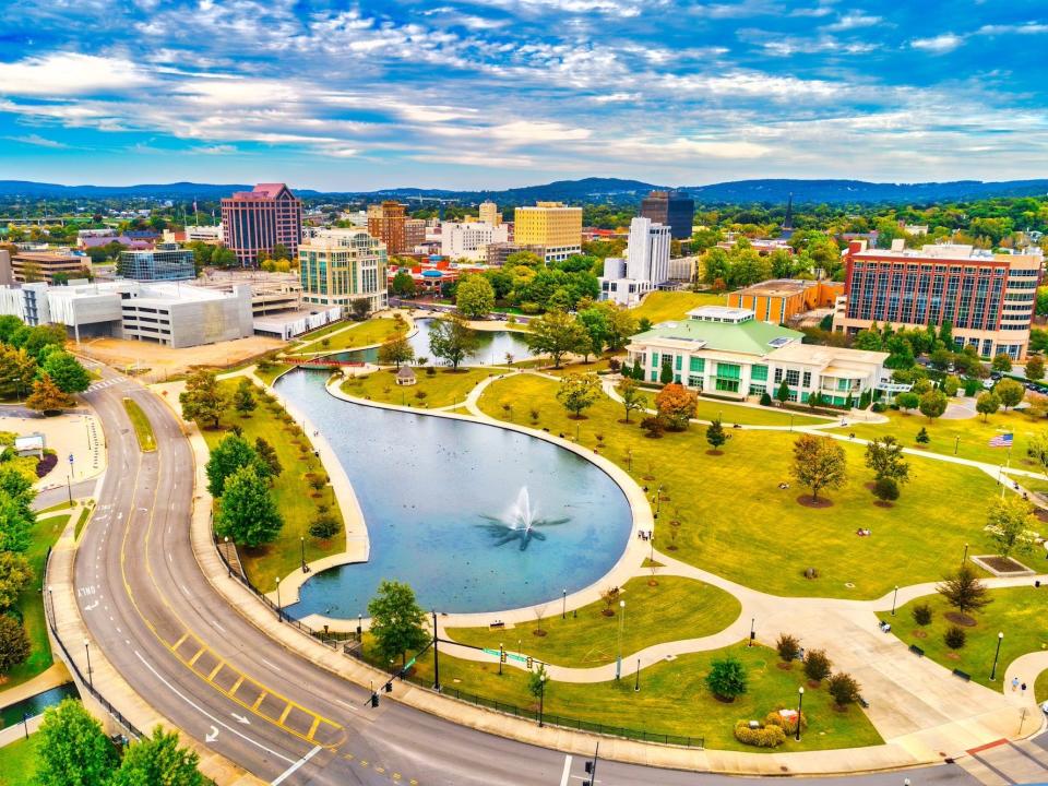 Buildings and roads in Huntsville, Alabama