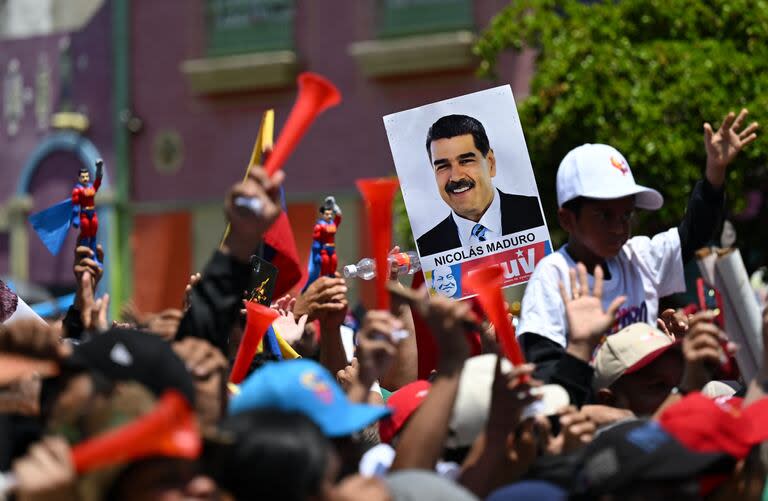 El presidente venezolano, Nicolás Maduro, y su principal rival en las elecciones presidenciales del 28 de julio, el candidato opositor Edmundo González Urrutia, cierran este jueves su campaña en medio de advertencias de Maduro de un 