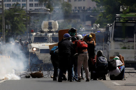 Opposition supporters clash with riot security forces while rallying against President Nicolas Maduro in Caracas, Venezuela, May 18, 2017. REUTERS/Carlos Barria