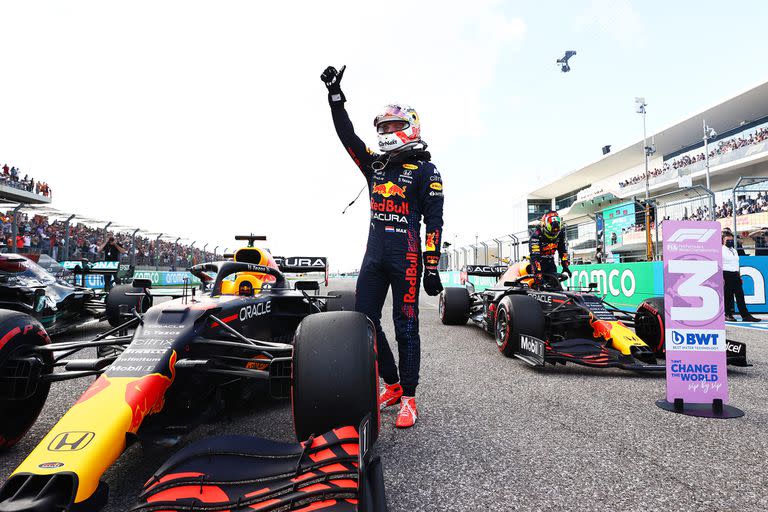 Max Verstappen relegó en el final a Lewis Hamilton y largará adelante en el Gran Premio de Estados Unidos de Fórmula 1, con el inglés de Mercedes "encerrado" entre él y Sergio Pérez, el otro piloto de Red Bull.