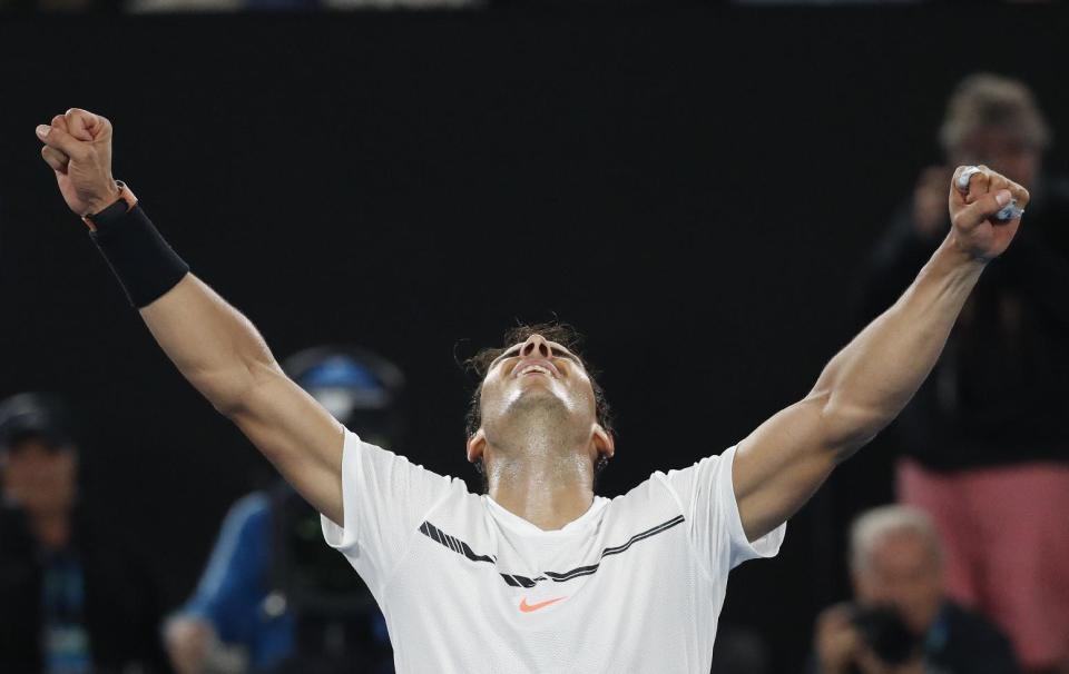 El español Rafael Nadal celebra tras vencer al búlgaro Grigor Dimitrov en semifinales del Abierto de Australia el viernes, 27 de enero del 2017. (AP Foto/Kin Cheung)