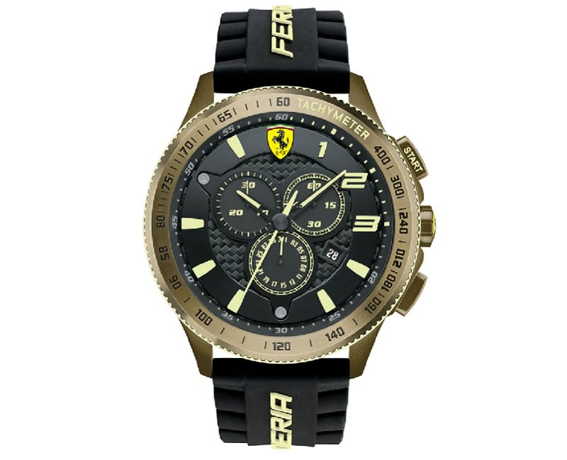 ▲Scuderia Ferrari 法拉利 金色飆騎三眼計時賽車錶FA0830244，超大錶面氣勢如虹。（圖片來源：Yahoo購物中心）