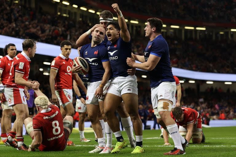 El festejo de Maxime Lucu junto con  sus compañeros en uno de los tries de Francia ante Gales