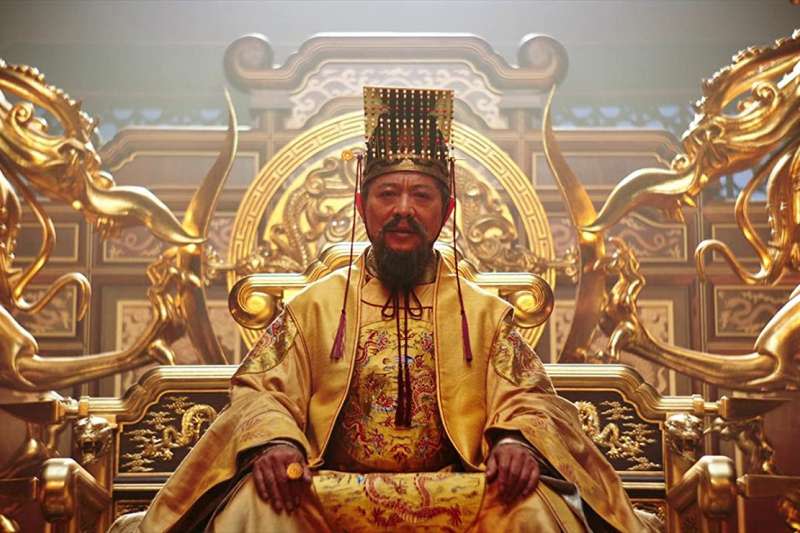 《花木蘭》中的皇帝。（圖/IMDB）