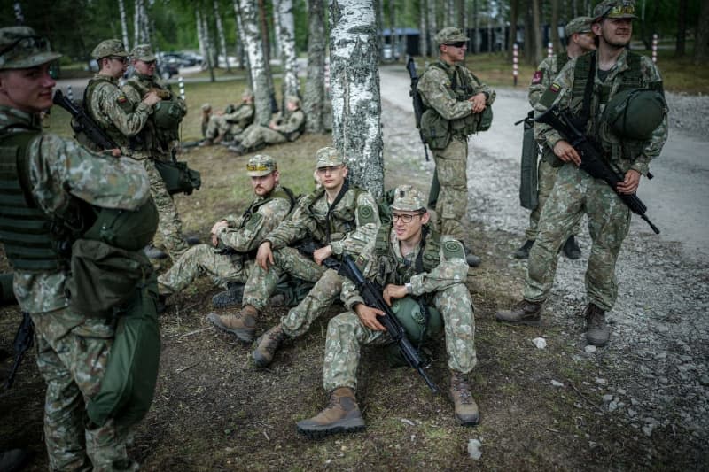 Lithuanian soldiers have a break after a shooting practice near Rudninkai in the area where the German brigade is to be stationed in Lithuania. The size of the construction area for the German barracks is about 40 hectares. The total area is around 170 square kilometers with a huge shooting range. Kay Nietfeld/dpa