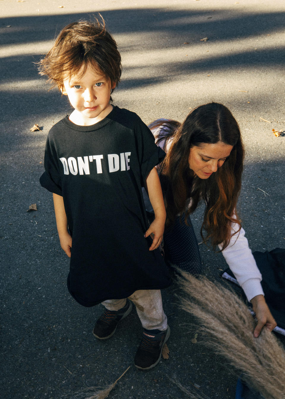 Samuel Cowan y su madre, Theresa Cowan, durante una caminata con seguidores de Bryan Johnson, el fundador tecnológico y gurú de la longevidad que quiere preparar a la humanidad para prosperar en un mundo dominado por la inteligencia artificial, de ahí su lema: “No mueras”, en el sendero del cañón Temescal, en Los Ángeles, el 16 de diciembre de 2023. (Sinna Nasseri/The New York Times).