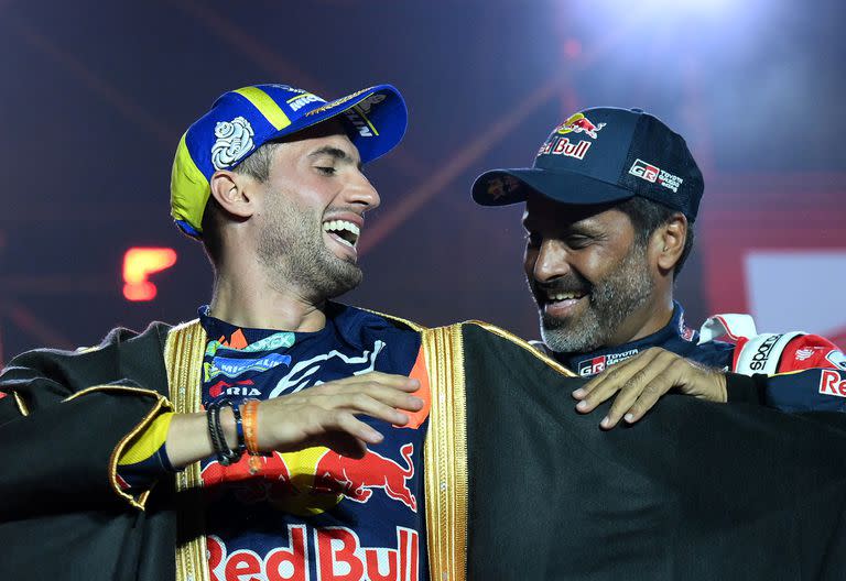 Recordando a Messi: Nasser Al Attiyah le coloca el tradicional "bisht" a Kevin Benavides, el piloto argentino ganador en motos del Rally Dakar 2023