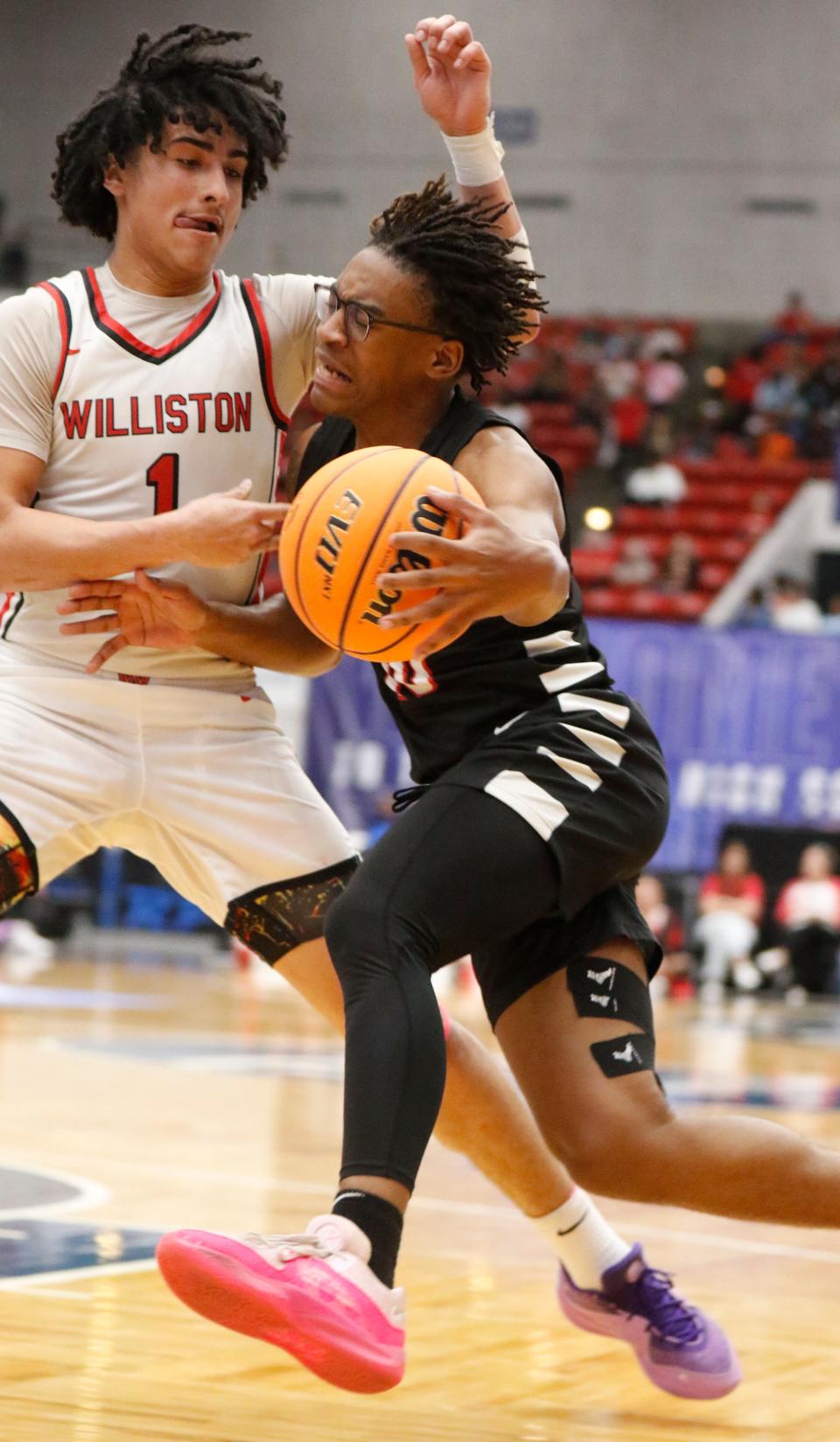 Wilistons #1 Aramys Rodriguez defends as Hilliard’s #10 Malcom Warthen dives to the basket in the first half, Williston HS defeated Hilliard HS 61 to 53 at the FHSAA Boys 1A Championship at the RP Funding Center in Lakeland Fl. Saturday March 2nd 2024, 2024 Photo by Calvin Knight