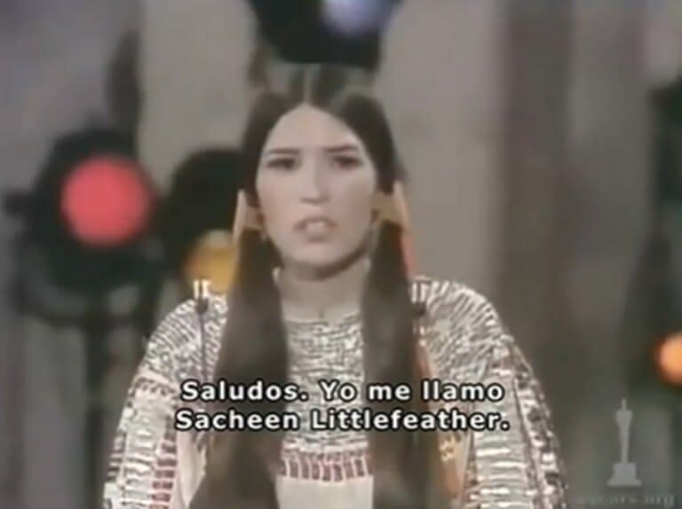 Las hermanas de Sacheen Littlefeather, la activista indígena que rechazó el Oscar por Marlon Brando, aseguran que la mujer mintió sobre su origen: “Era un fraude”