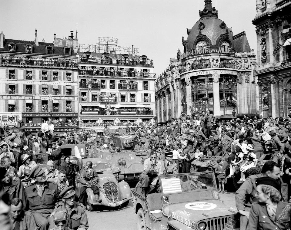Una multitud asiste en la Place de l'Hôtel-de-Ville, tanto en la calle como en las casas y los balcones, al desfile celebrado el 26 de agosto de 1944 en París. (Foto: Peter J. Carroll / AP).