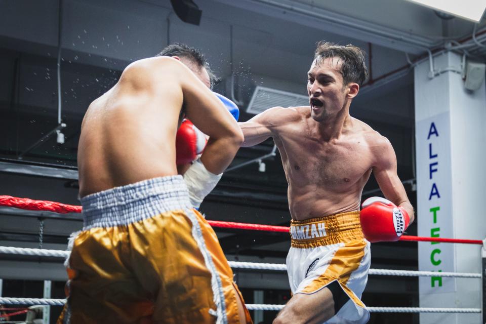 Singapore boxer Hamzah Farouk (right) battles Thailand’s Paiboon Lorkham in his WBC Asia Continental super featherweight title defence at The Ring Fighting Championship. (PHOTO: The Ring Boxing Community)