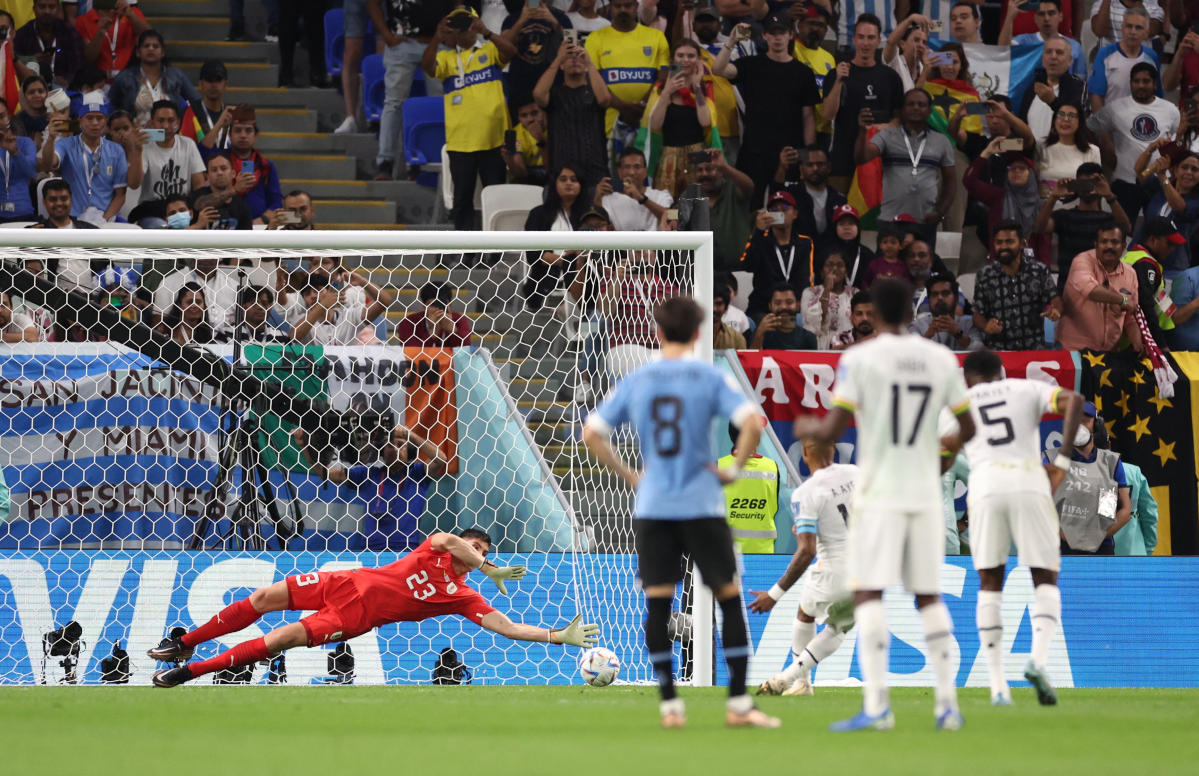 Uruguayo Rochet dice que balones rápidos del Mundial ponen a prueba a los  arqueros