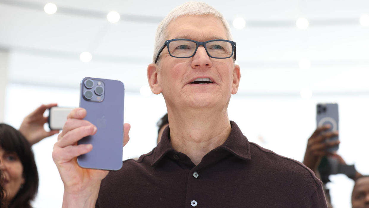  Tim Cook with iPhone 14 