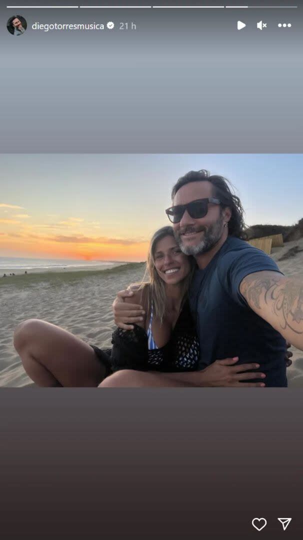 La historia de Instagram que el cantante compartió junto a su novia, Martina Díaz. En la imagen se los ve muy enamorados durante una escapada de verano a la playa