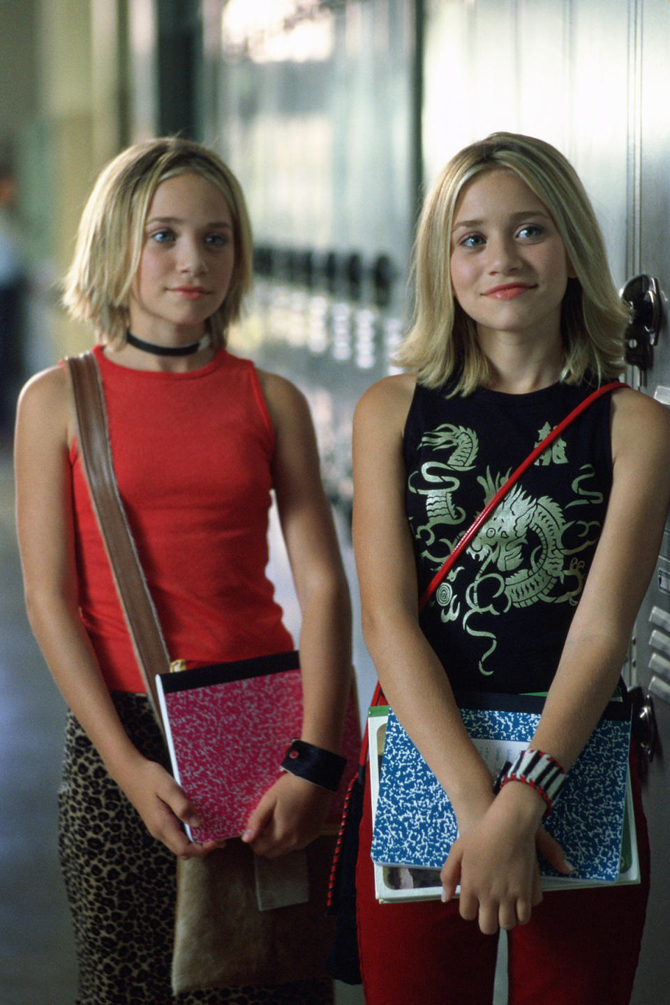 <p>The twins giving major cool-girl, school-girl vibes in 2000. (Photo: Everett Collection) </p>