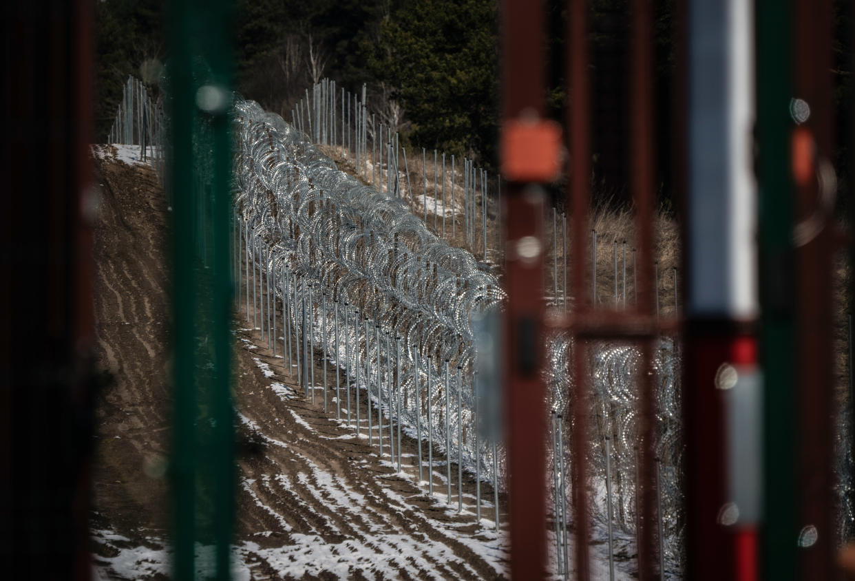 Un alambre de concertina separa a Polonia y Bielorrusia en el cruce fronterizo cerrado en Kuznica, Polonia, el jueves 10 de marzo de 2022. (Erin Schaff/The New York Times)
