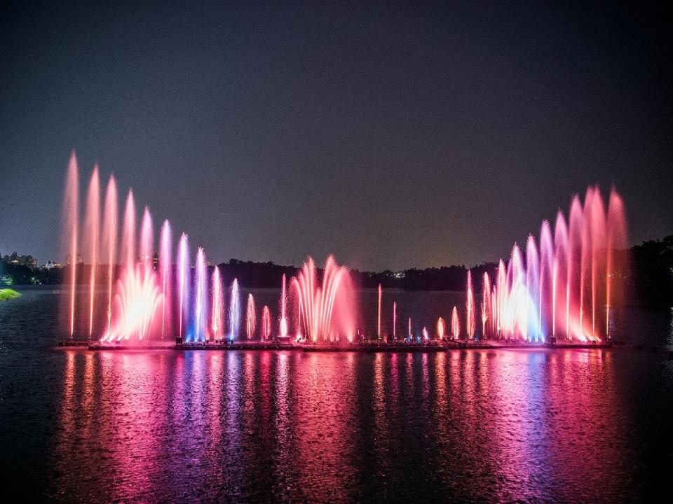 蘭潭音樂噴泉是國內規模最大的常設型戶外音樂噴泉，水柱高度最高可達50公尺。（圖：嘉義市政府提供）